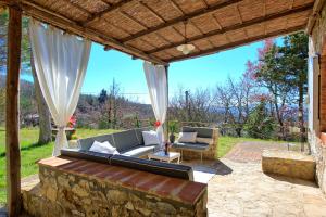 A seating area at Casa Fioraie by PosarelliVillas
