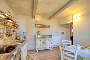 A kitchen or kitchenette at Casa Fioraie by PosarelliVillas