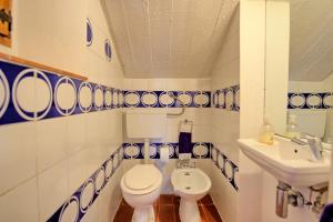 A bathroom at Casa Fioraie by PosarelliVillas