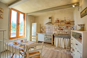 A kitchen or kitchenette at Casa Fioraie by PosarelliVillas