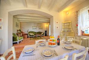 A seating area at Casa Fioraie by PosarelliVillas