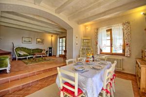 A seating area at Casa Fioraie by PosarelliVillas