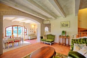 A seating area at Casa Fioraie by PosarelliVillas