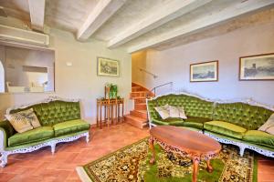 A seating area at Casa Fioraie by PosarelliVillas
