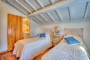 A bed or beds in a room at Casa Fioraie by PosarelliVillas