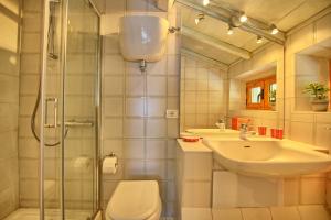 A bathroom at Casa Fioraie by PosarelliVillas Még 25 kép