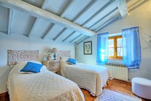 A bed or beds in a room at Casa Fioraie by PosarelliVillas