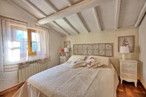 A bed or beds in a room at Casa Fioraie by PosarelliVillas