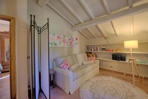 A kitchen or kitchenette at Casa Fioraie by PosarelliVillas