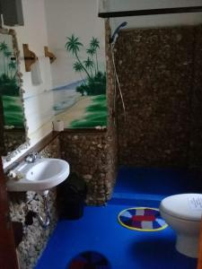Vonios kambarys apgyvendinimo įstaigoje Apo Diver Beach Resort