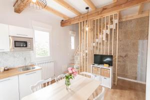 A kitchen or kitchenette at Catapeixe Holiday Apartments