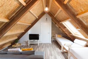 A television and/or entertainment centre at Catapeixe Holiday Apartments