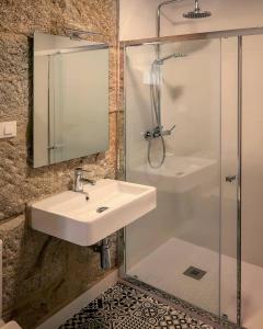 A bathroom at Catapeixe Holiday Apartments