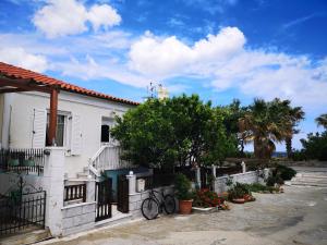 Gallery image of By the sea in Andros