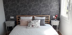 A bed or beds in a room at Catapeixe Holiday Apartments