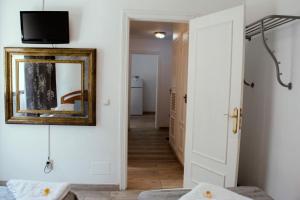 マドリードにあるApartamentos Sleep in Madridの鏡付きのベッドルームにつながる廊下