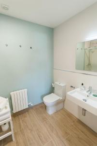 A bathroom at Catapeixe Holiday Apartments