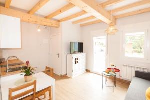 A television and/or entertainment centre at Catapeixe Holiday Apartments