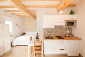 A kitchen or kitchenette at Catapeixe Holiday Apartments