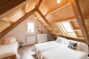 A bed or beds in a room at Catapeixe Holiday Apartments