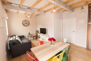 A television and/or entertainment centre at Catapeixe Holiday Apartments