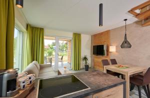 Bachhof Resort Apartments في Kirchroth: غرفة معيشة مع أريكة وطاولة