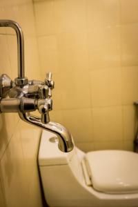 Hotel Ananda Inn في لومبيني: حمام به مرحاض وصنبور
