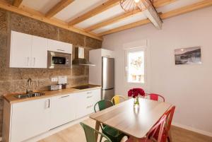 A kitchen or kitchenette at Catapeixe Holiday Apartments