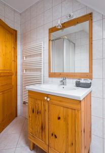 W łazience znajduje się umywalka i lustro. w obiekcie Balaton Vendégház w Balatonfüred