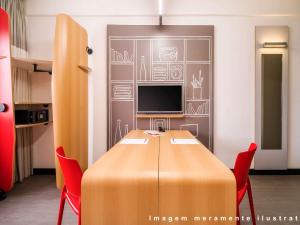 TV a/nebo společenská místnost v ubytování ibis Styles Curitiba Centro Civico