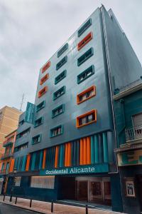 un edificio con ventanas coloridas en el lateral. en Occidental Alicante, en Alicante