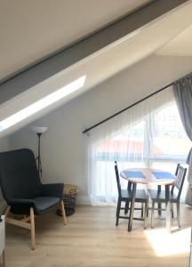 a living room with a table and chairs and a window at Zastava Apartamenty in Włoszczowa