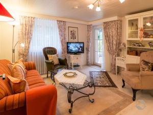 恩茲克洛斯特勒的住宿－Haus Haag，客厅配有沙发、椅子和电视