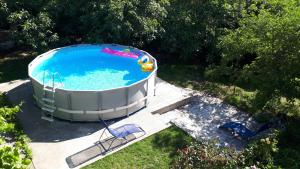 an overhead view of a swimming pool in a yard at Apartments and Rooms Minex in Trebinje