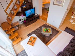 una vista aérea de una sala de estar con TV en Apartment Noris en Split