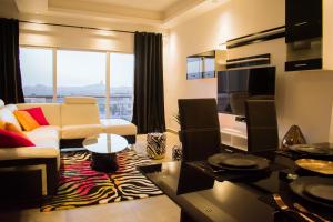 un soggiorno con un divano e un tavolo di Le First Concept a Dakar