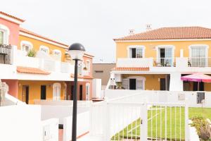 eine Reihe von Häusern mit Straßenbeleuchtung in der Unterkunft Lovely&Sunny Apartament Near Poris Beach in Santa Cruz de Tenerife