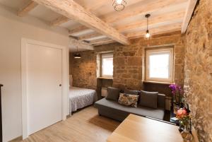 A bed or beds in a room at Catapeixe Holiday Apartments