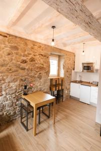 A kitchen or kitchenette at Catapeixe Holiday Apartments