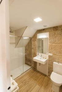 A bathroom at Catapeixe Holiday Apartments