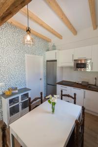 A kitchen or kitchenette at Catapeixe Holiday Apartments