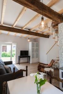 una sala de estar con techos de madera y un piano en Catapeixe Holiday Apartments, en Redondela