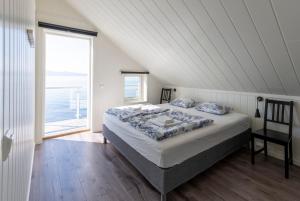 Postel nebo postele na pokoji v ubytování Hjellup Fjordbo