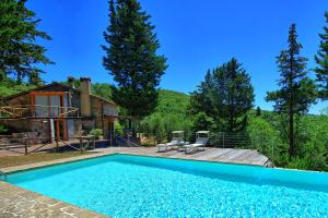 una piscina frente a una casa en Casa Fioraie by PosarelliVillas, en Castellina in Chianti