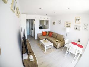 - un salon avec un canapé et une table dans l'établissement Casa de Mariposas, à Benalmádena