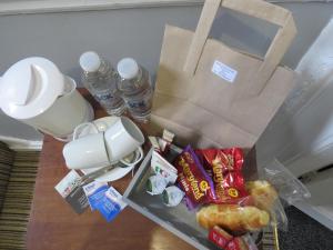 una mesa con una bolsa de comida y botellas de agua en Princes House in the Walled City, en Derry Londonderry