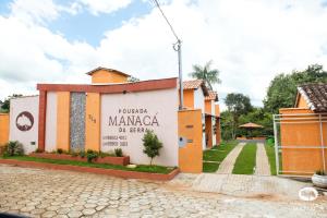 a building with a sign that reads pazar manaoza on it at POUSADA MANACÁ DA SERRA in Vargem Bonita