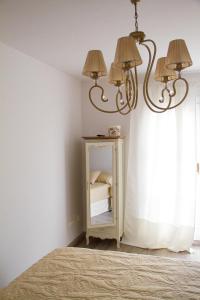 a bedroom with a bed and a chandelier at Hotel Rural El Secreto de Julia in Ríoseco
