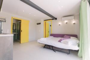 Tempat tidur dalam kamar di Bikini Apartments