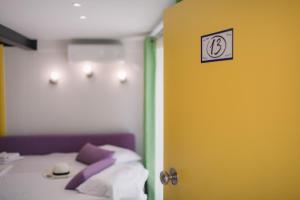 Tempat tidur dalam kamar di Bikini Apartments